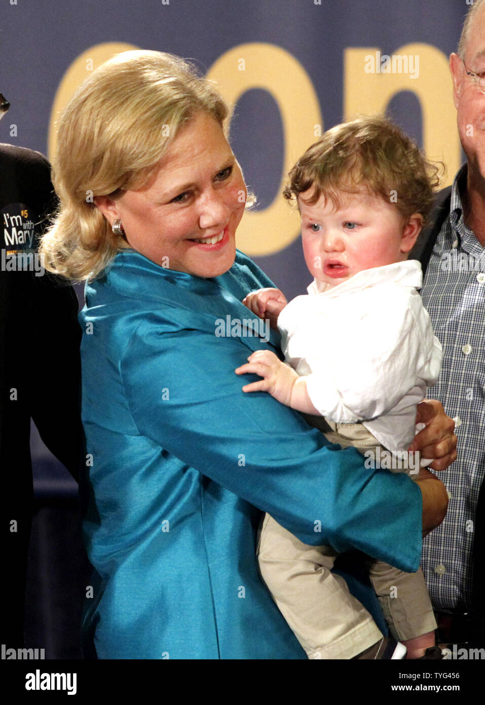 Le sénateur américain Mary Landrieu (D-LA) tient son petit-fils Maddox Snellings lors de son élection night party à l'hôtel Hyatt Regency de la Nouvelle Orléans, le 4 novembre 2014. Landrieu est sur un projet de loi représentant des États-Unis avec ruissellement Cassidy (R-LA). Le ruissellement se tiendra le 6 décembre 2014. UPI/A.J. Sisco Banque D'Images