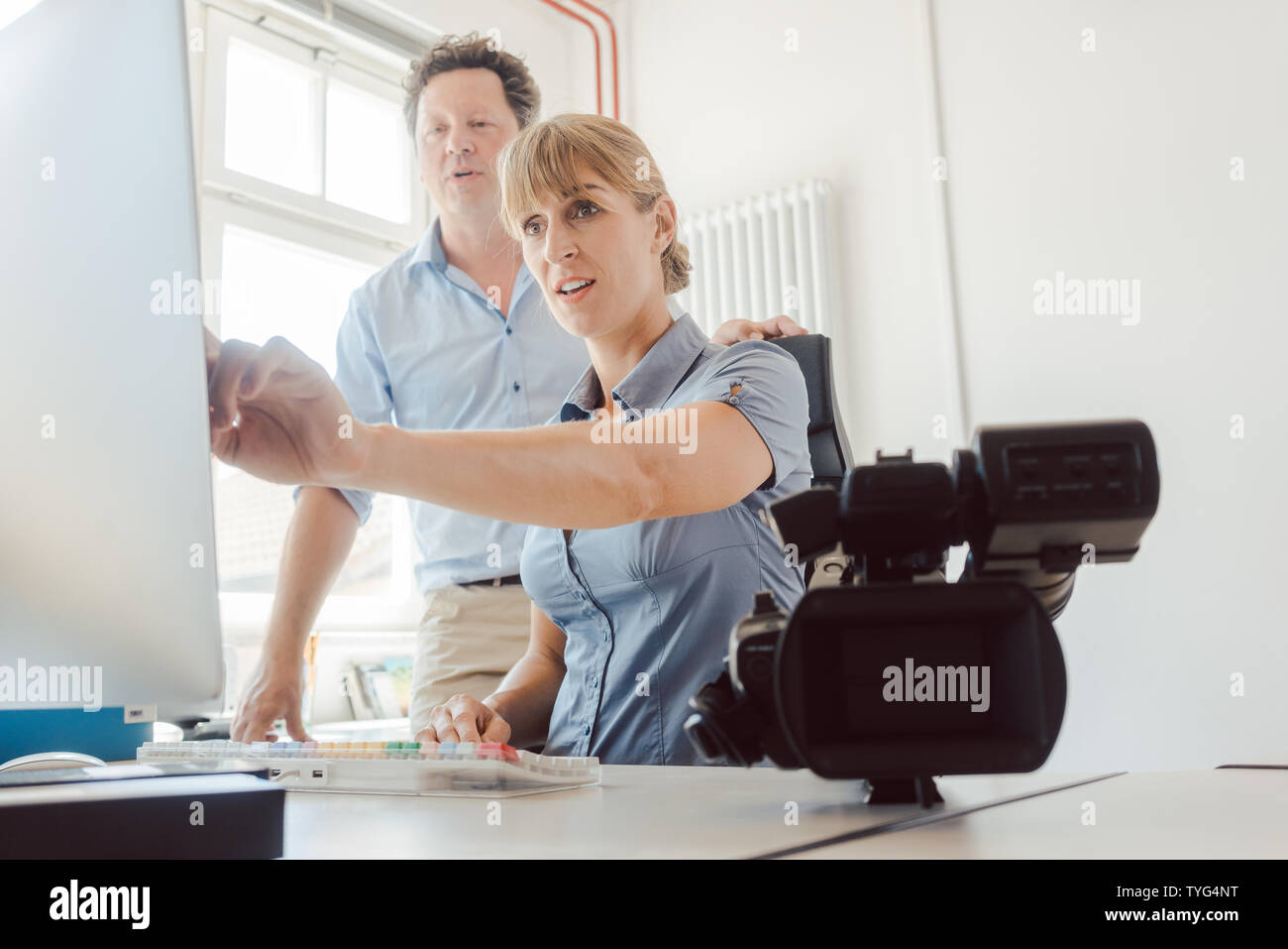 Post-production dans un studio de cinéma ou vidéo sur l'ordinateur Banque D'Images