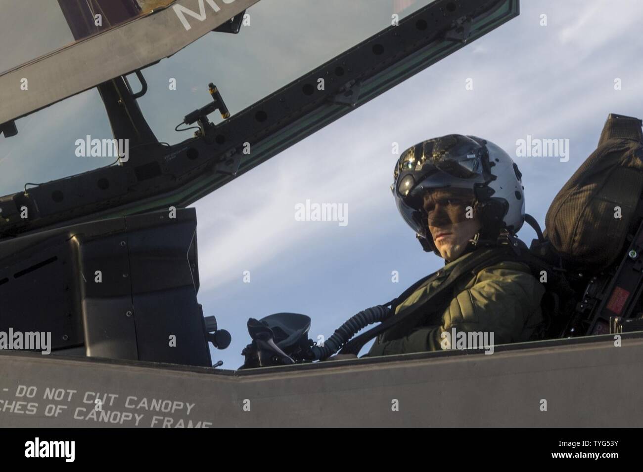 OCEAN (nov. 7, 2016) Le major du Corps des Marines américain John "Ike" Dirk, F-35B Lightning II Affectation de phase de test (DT-III) Agent responsable (OCI) et F-35 Lightning II test pré-pilote d'un avion F-35B à décollage La foudre et atterrissage vertical (STOVL) avion avant les opérations d'essais en vol à bord du navire d'assaut amphibie USS America (LHA 6). Au cours de DT-III, l'avion est en pleine expansion de l'enveloppe par le biais d'une série de lancements et recouvrements dans diverses conditions d'exploitation telles que l'état de la mer et des vents forts. Banque D'Images