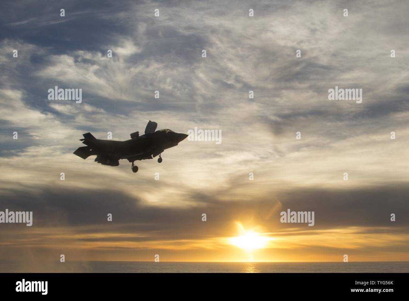 Océan Pacifique (oct. 7, 2016) - Un F-35B Lightning II à décollage/atterrissage vertical (STOVL) se prépare pour l'atterrissage sur le navire d'assaut amphibie USS America (LHA 6). Dans un troisième et dernier F-35B affectation de phase de test (DT-III), l'aéronef est en pleine expansion de l'enveloppe par le biais d'une série de lancements et recouvrements dans diverses conditions d'exploitation telles que l'état de la mer et des vents forts. Banque D'Images