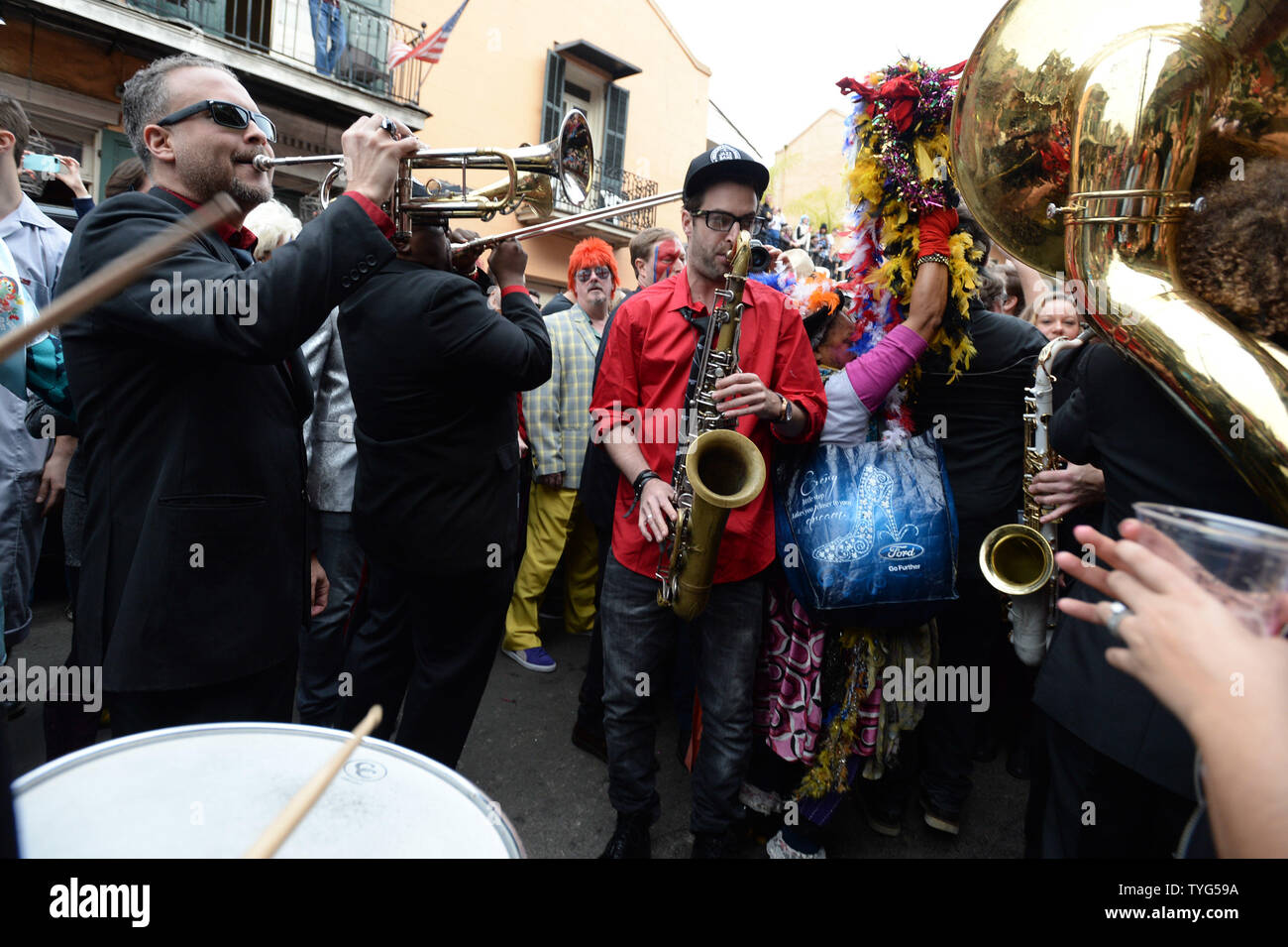 Arcade Fire et le Preservation Hall Jazz Band en mars Rue Royale qu'ils jouent au cours d'un jazz traditionnel de funérailles pour légende rock David Bowie dans le quartier français à la Nouvelle-Orléans, Louisiane le 16 janvier 2016. Des milliers de fans dans les rues bondées de prendre part à la deuxième ligne dans la parade pour Bowie, décédé la semaine dernière à l'âge de 69 ans. Photo de Pat Benic/UPI Banque D'Images