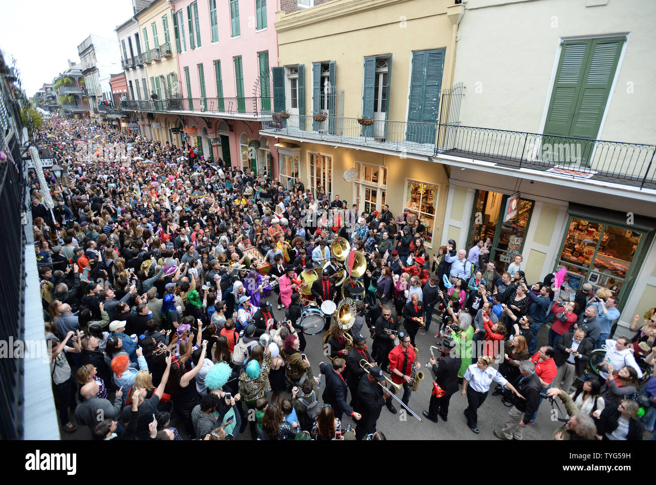 Arcade Fire et le Preservation Hall Jazz Band en mars Rue Royale qu'ils jouent au cours d'un jazz traditionnel de funérailles pour légende rock David Bowie dans le quartier français à la Nouvelle-Orléans, Louisiane le 16 janvier 2016. Des milliers de fans dans les rues bondées de prendre part à la deuxième ligne dans la parade pour Bowie, décédé la semaine dernière à l'âge de 69 ans. Photo de Pat Benic/UPI Banque D'Images