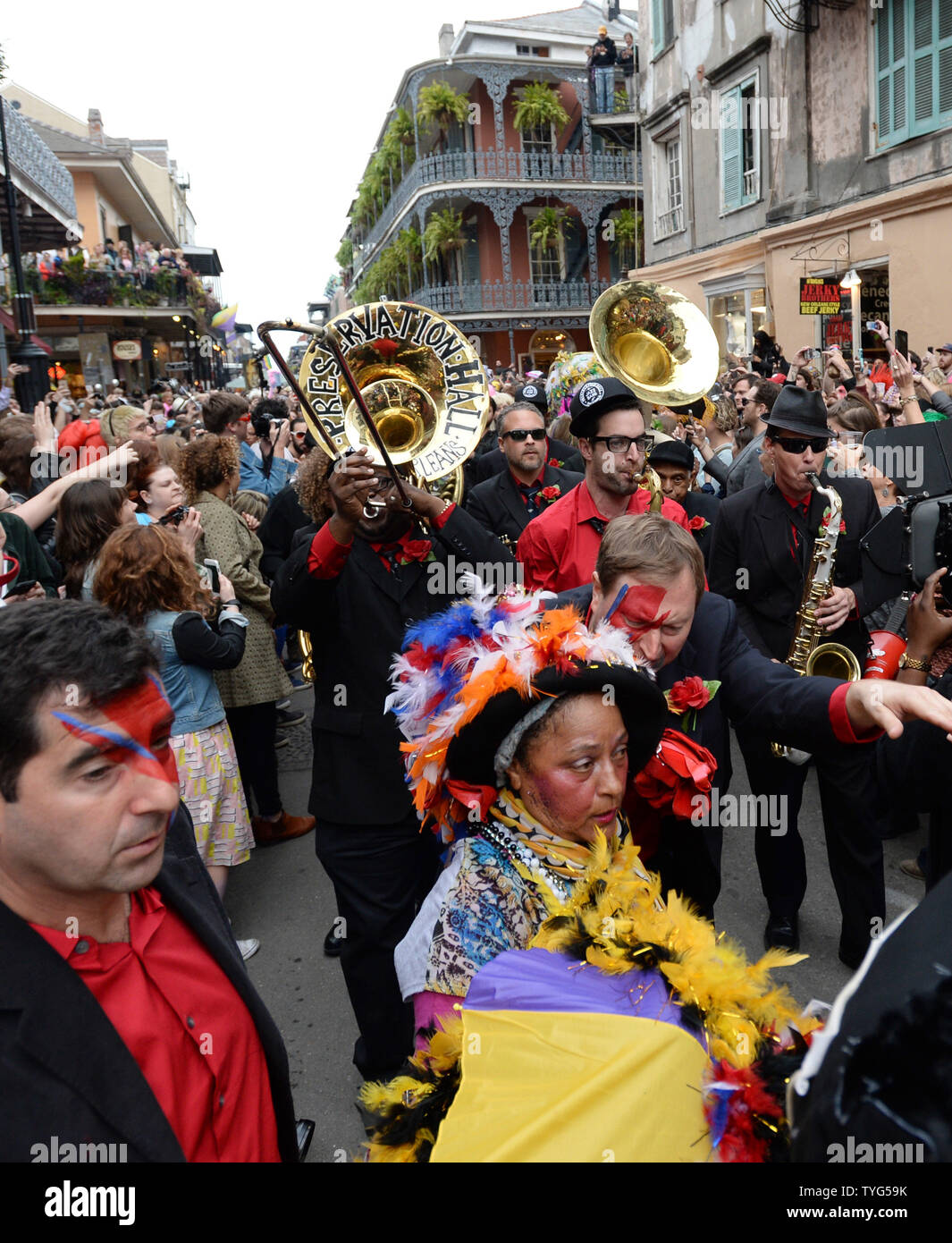 Arcade Fire et le Preservation Hall Jazz Band en mars Rue Royale qu'ils jouent au cours d'un jazz traditionnel de funérailles pour légende rock David Bowie dans le quartier français à la Nouvelle-Orléans, Louisiane le 16 janvier 2016. Des milliers de fans dans les rues bondées de prendre part à la deuxième ligne dans la parade pour Bowie, décédé la semaine dernière à l'âge de 69 ans. Photo de Pat Benic/UPI Banque D'Images