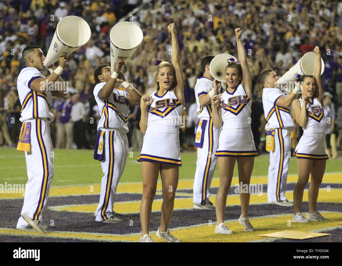 LSU Tigers cheerleaders obtenir la foule lors de l'Alabama Crimson Tide match au Tiger Stadium de Baton Rouge, en Louisiane, le 5 novembre 2016. Photo par AJ Sisco/UPI Banque D'Images