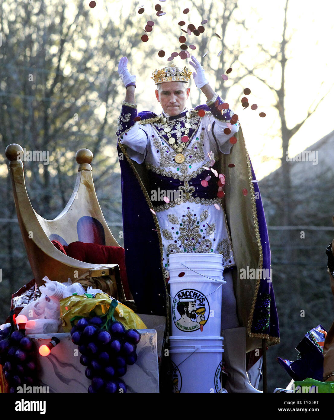 L'acteur Jim Caviezel, mieux connu pour son rôle de Jésus Christ dans le blockbuster 2004 'La Passion du Christ, règne comme Bacchus' XLIX, Dimanche 26 Février, 2017. La Krewe of Bacchus a été roulant sur la route Uptown Mardi Gras traditionnels depuis 1969. Photo par AJ Sisco/UPI Banque D'Images