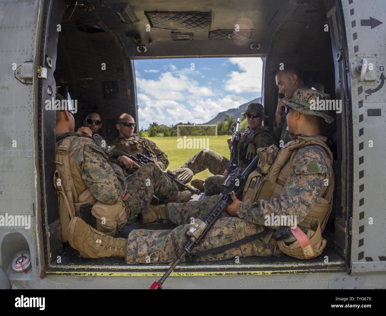 Les Marines américains avec Peloton de Génie de Combat, Groupe de travail Koa Moana 16-4, s'asseoir dans une armée de l'air en hélicoptère Hélicoptère de prune, de Nouvelle Calédonie, le 7 novembre 2016. Croix du Sud est un multi-national, l'aide humanitaire et secours en cas de catastrophe l'opération d'évacuation des non-combattants, mené tous les deux ans pour préparer unies dans l'éventualité d'un cyclone dans le Pacifique Sud. L'exercice Moana Koa cherche à accroître les engagements entre Leader et les nations partenaires alliés dans le Pacifique avec un intérêt collectif dans des relations militaires. Banque D'Images