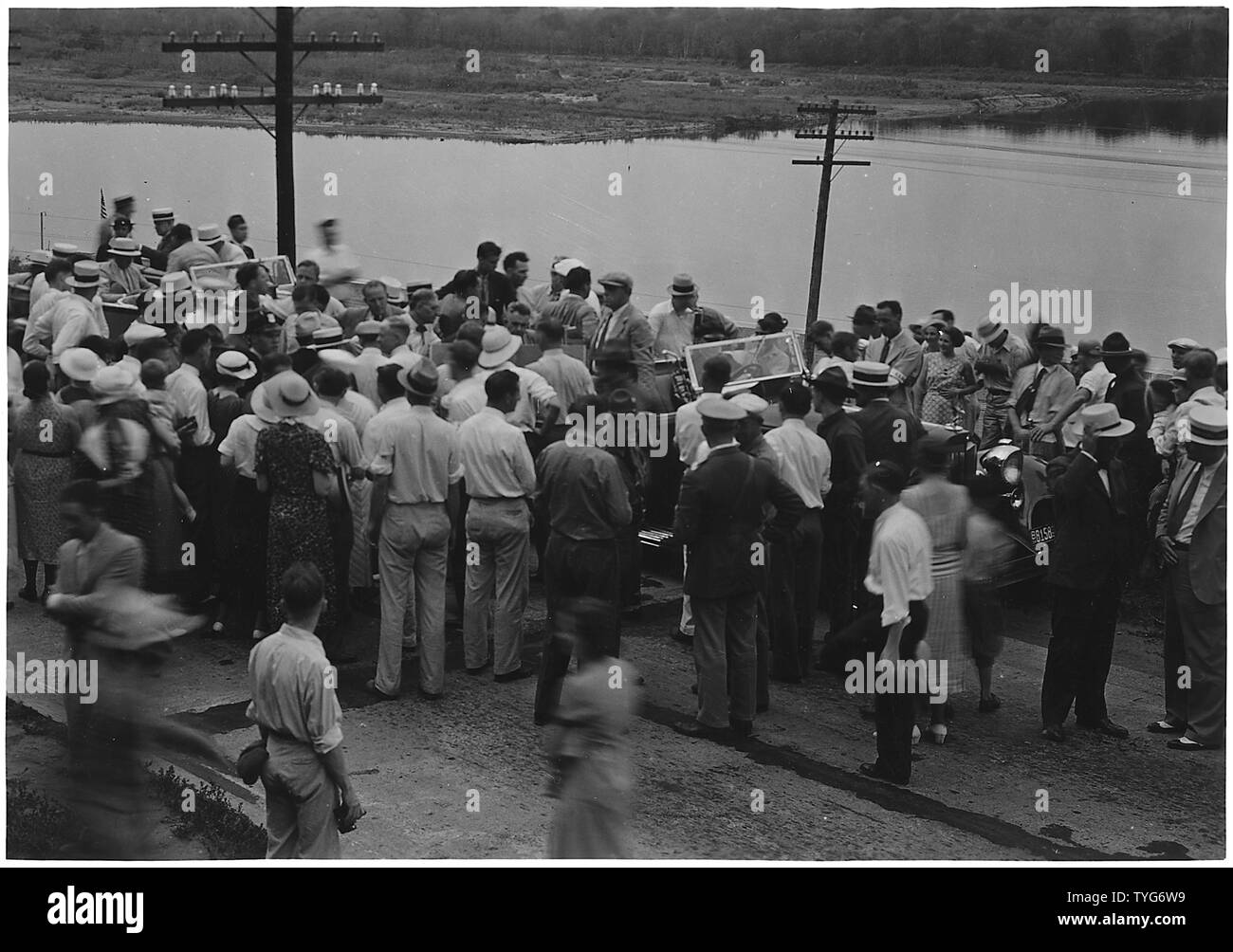 Le président Franklin D. Roosevelt et le parti. Près de Minneiska, Minnesota. ; la portée et contenu : Le président a été l'inspection de construction d'écluses et barrages le long du fleuve Mississippi. Les images montrent deux voitures du parti présidentiel, avec un groupe de personnes, et la rivière en arrière-plan. Probablement à l'écluse et Dam # 5, le long de la Route 61. Banque D'Images