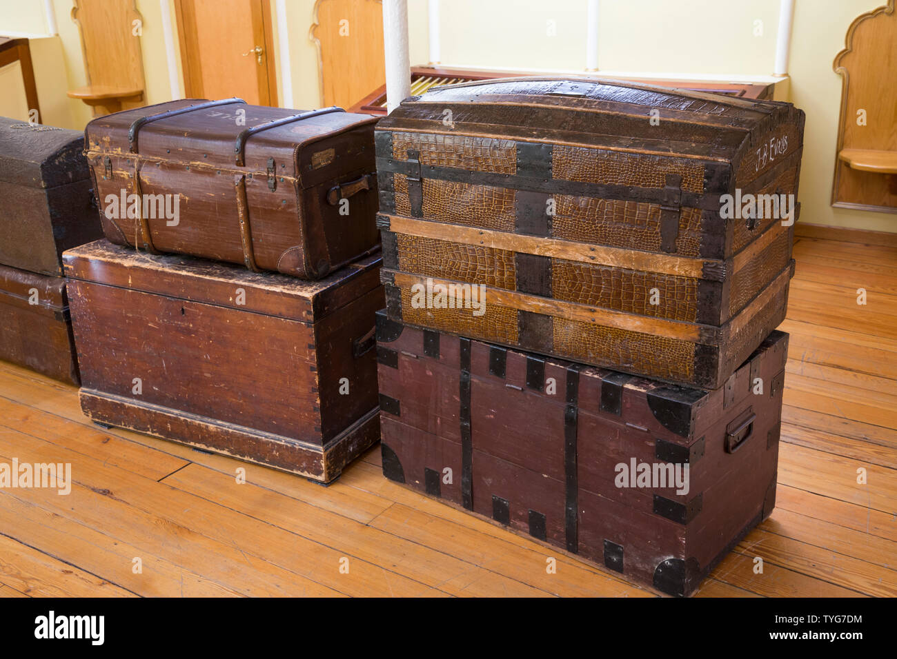 Collection d'assurance cas, malles et valises sur le pont promenade saloon / pont des passagers de première classe, le SS Great Britain de Brunel, la vapeur navire en cale sèche, maintenant un musée attraction en Bristol. UK. (109) Banque D'Images