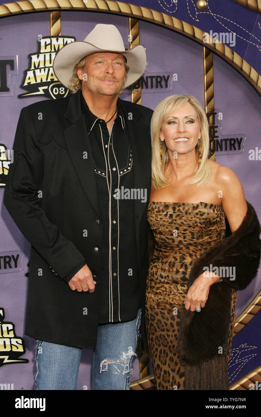 Alan Jackson (L) et son épouse Denise arrivent pour la CMT Awards 2008 en bordure du centre de l'événement à l'Université Belmont de Nashville, Tennessee le 14 avril 2008. (Photo d'UPI/Frederick Breedon) Banque D'Images