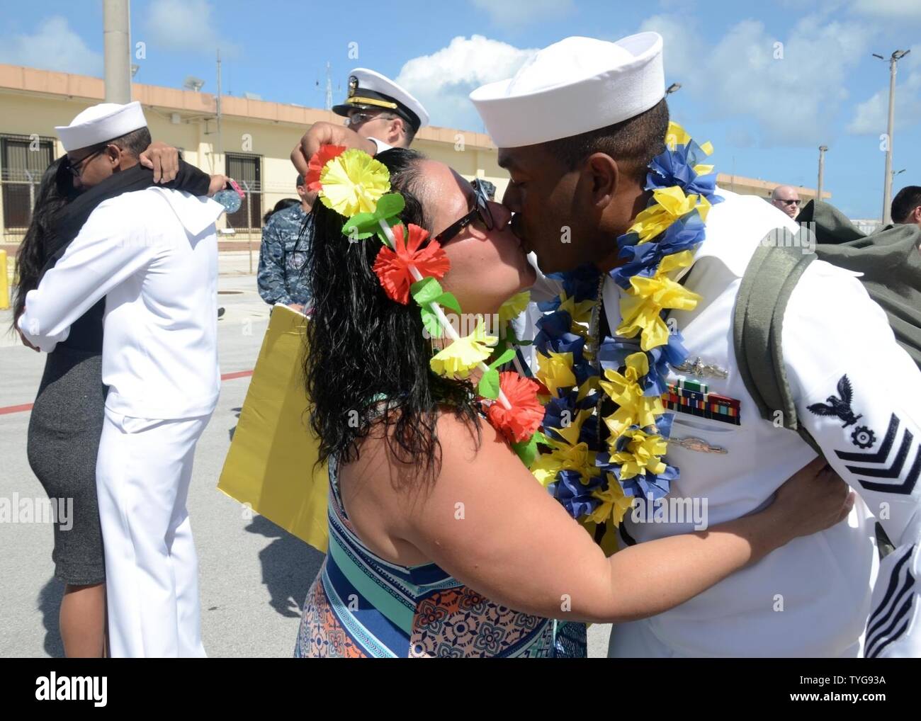 RITA, Guam (nov. 8, 2016) Maître de 1re classe Floyd Johnson, attribué à l'offre Câble sous-marin USS Frank (40), salue sa femme sur le quai de la base navale à Guam après avoir effectué un déploiement de cinq mois. Frank a quitté Câble Guam le 6 juin, a été une présence persistante tout au long de l'Indo-Asia-région du Pacifique au cours de son déploiement, offrant la souplesse indispensable à la flotte, les commandants de l'élargissement de la gamme et de l'impact des forces navales des États-Unis dans la U.S. Navy's 5e et 7e flottes. À Guam déployées à l'avant, Frank combinés du câble de transport maritime et militaire de la marine de l'équipe de commandement a pour mission de fournir des Banque D'Images