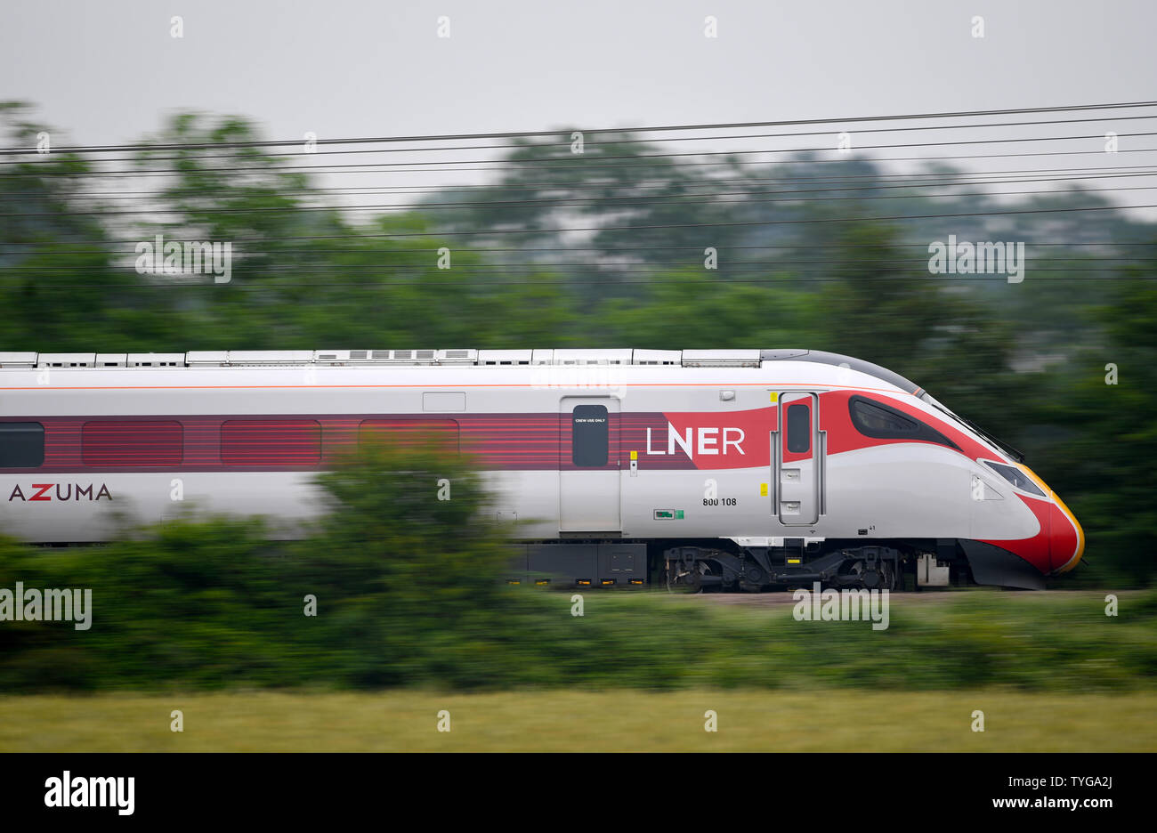 Un London North Eastern Railway (LNER) Azuma train train passe par Sandy dans le Cambridgeshire. Banque D'Images