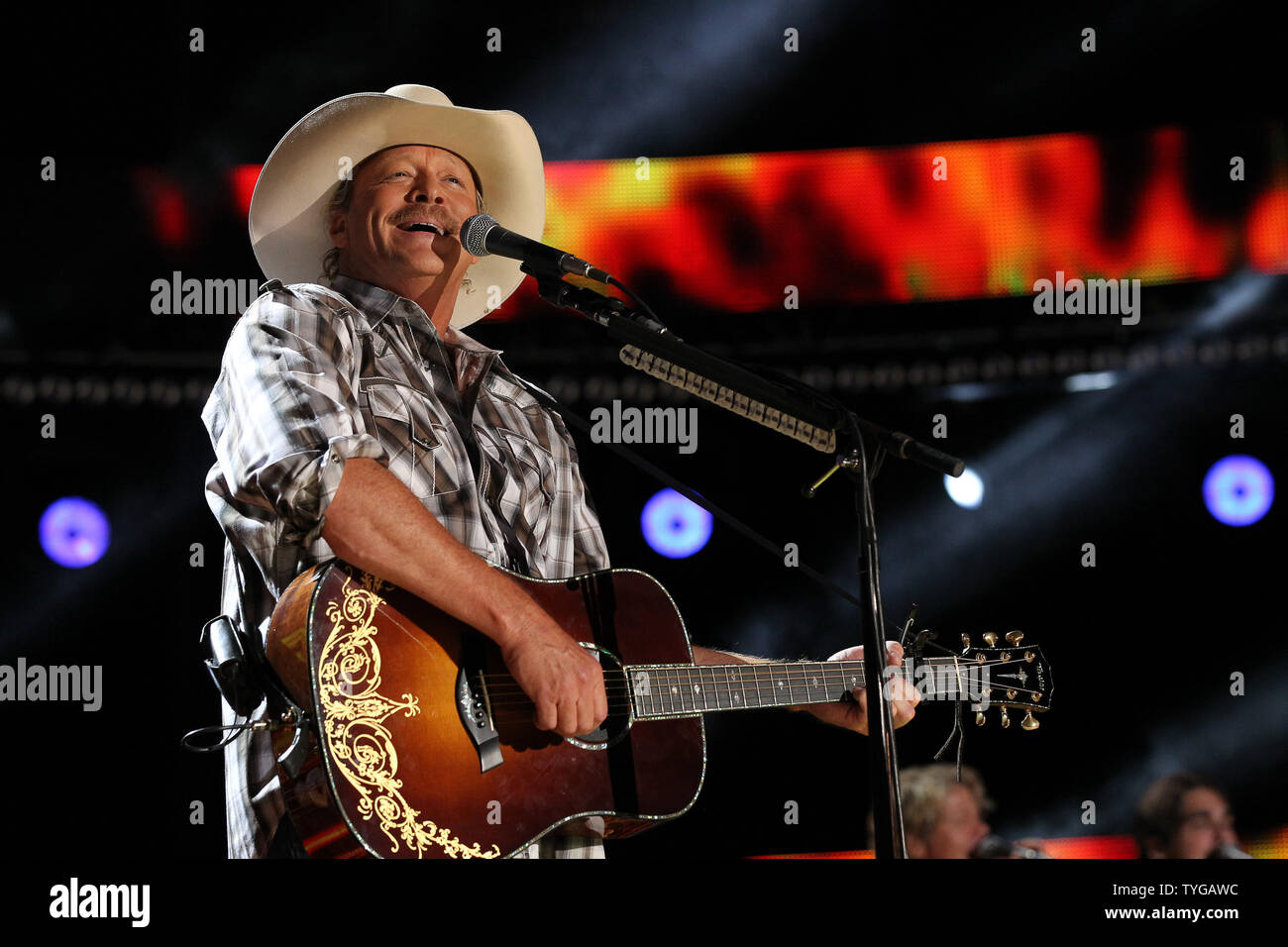 Alan Jackson fonctionne à la Country Music Association (CMA) Music Festival à Nashville le 10 juin 2012. UPI/Terry Wyatt Banque D'Images