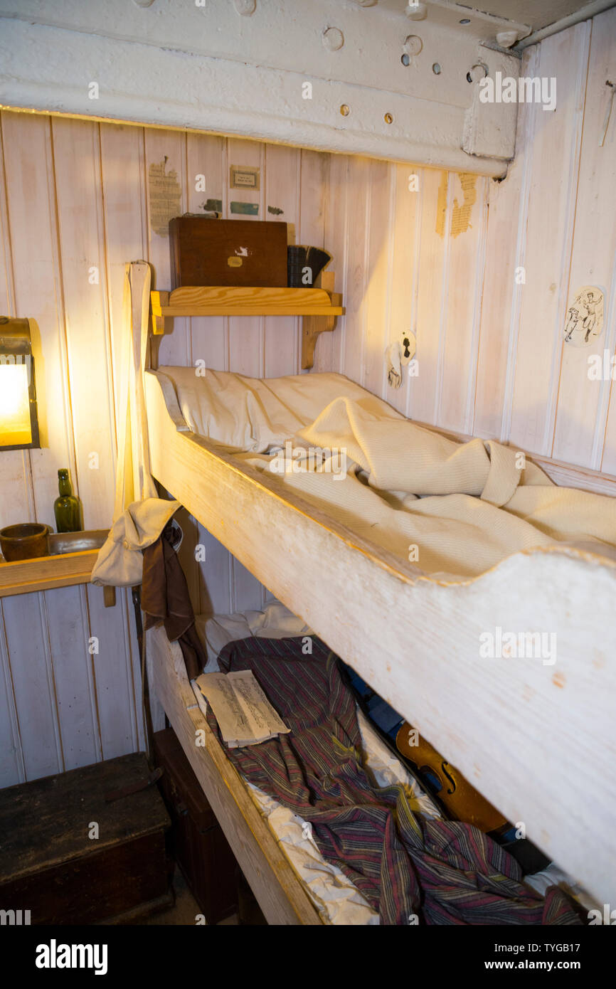 Vieux lit superposé intérieur de navire Banque de photographies et d'images  à haute résolution - Alamy