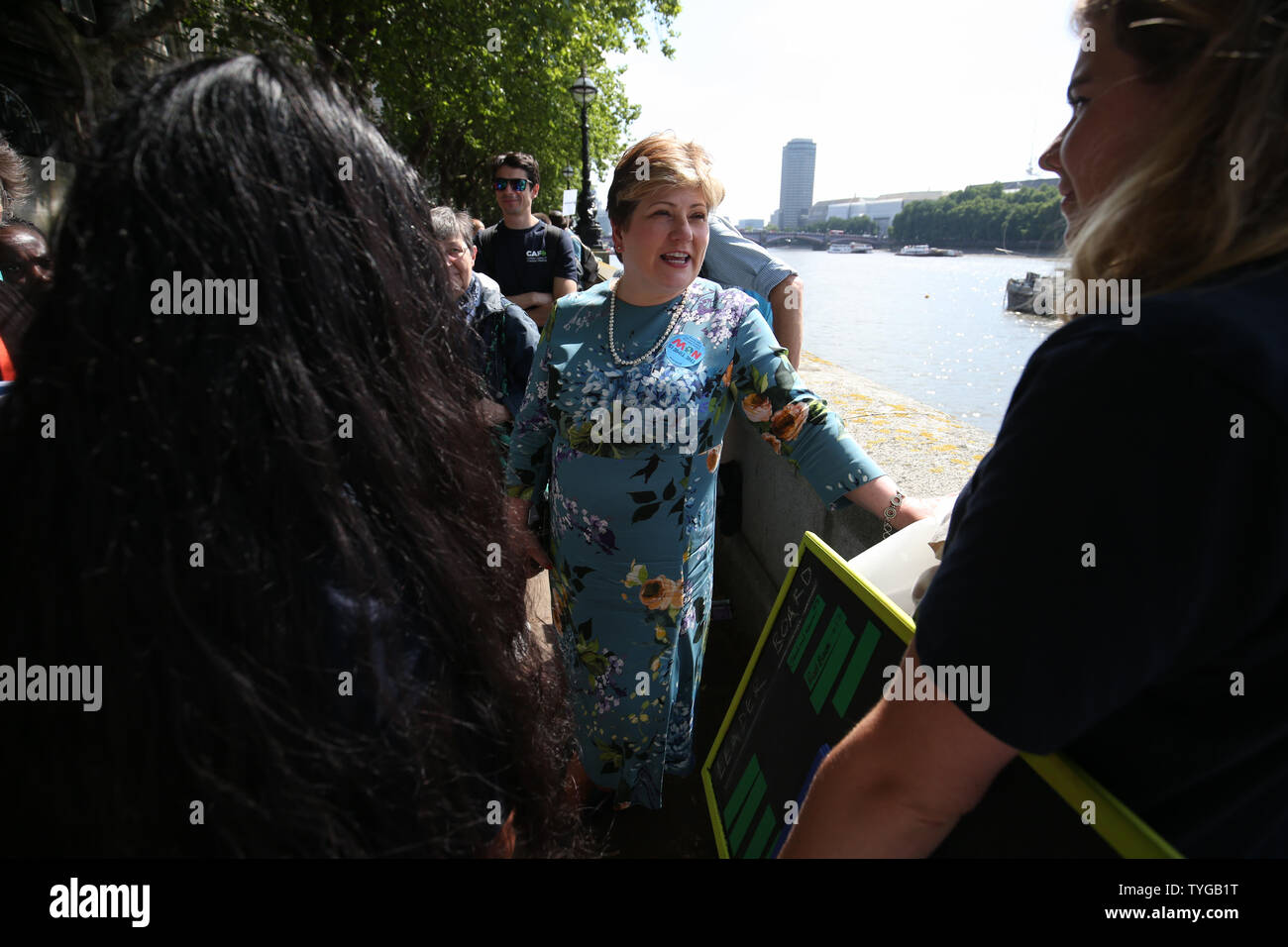 Le Secrétaire aux affaires étrangères de l'ombre Emily Thornberry parle de certains de ses électeurs à l'Albert Embankment, comme activistes du climat font leur chemin pour rejoindre le hall du Parlement sur la lutte contre le changement climatique et la protection de l'environnement en place du Parlement, Westminster, Londres. Banque D'Images