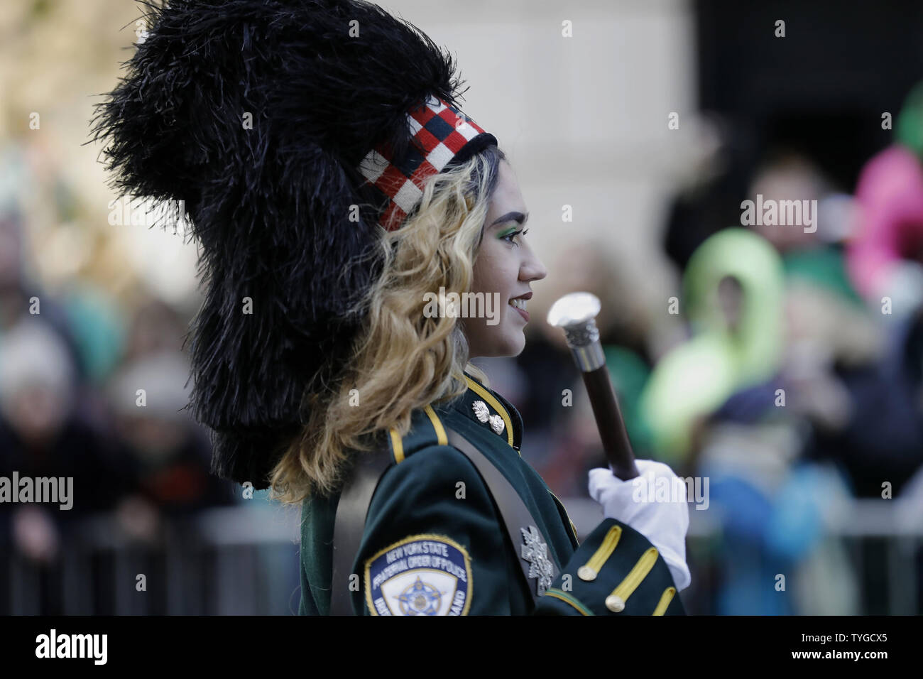 20 ans Chloe Dixon dirige le New York State Fraternal Order of Police Pipe Band de guerre irlandais sur la Cinquième Avenue au défilé de la Saint-Patrick à New York le 16 mars 2019. Le New York City Parade de la Saint Patrick est la plus ancienne et la plus grande Parade de la Saint Patrick dans le monde. La première parade a eu lieu le 17 mars 1762. Photo de Peter Foley/UPI Banque D'Images