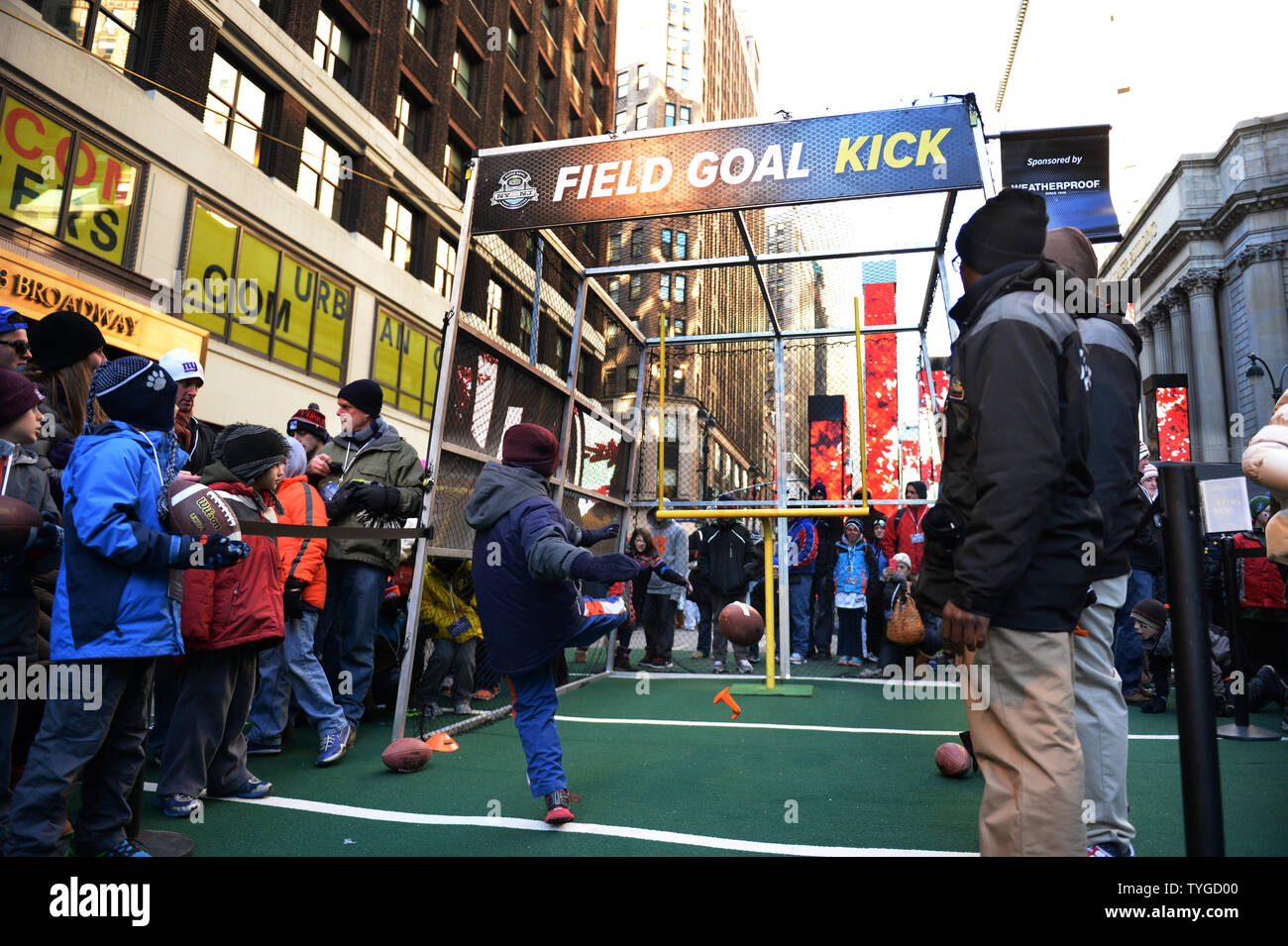 Les jeunes fans l'occasion d'un coup de pied de but sur le terrain près de Times Square au Super Bowl de la NFL Boulevard Fan Experience qui occupe 13 blocs de Broadway dans le centre-ville de Manhattan, New York le mercredi, Janvier 30, 2014. Le Super Bowl XLVIII fans du Denver Broncos Seattle Seahawks et occuper les rues comme ils obtenir lire pour le jeu le Dimanche, Février 2, 2014. UPI/Pat Benic Banque D'Images