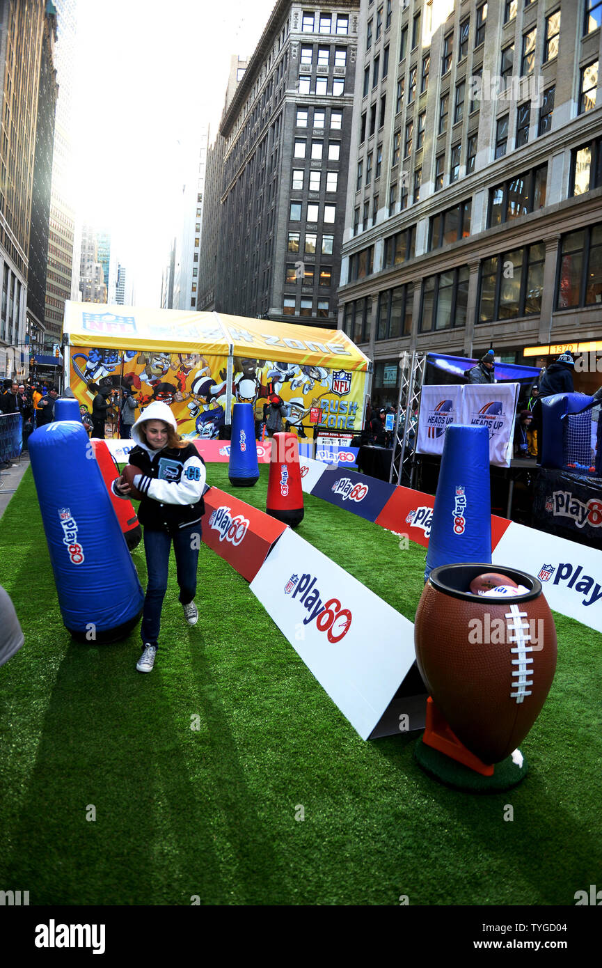 Les jeunes fans exécuter un parcours près de Times Square au Super Bowl de la NFL Boulevard Fan Experience qui occupe 13 blocs de Broadway dans le centre-ville de Manhattan, New York le mercredi, Janvier 30, 2014. Le Super Bowl XLVIII fans du Denver Broncos Seattle Seahawks et occuper les rues comme ils obtenir lire pour le jeu le Dimanche, Février 2, 2014. UPI/Pat Benic Banque D'Images