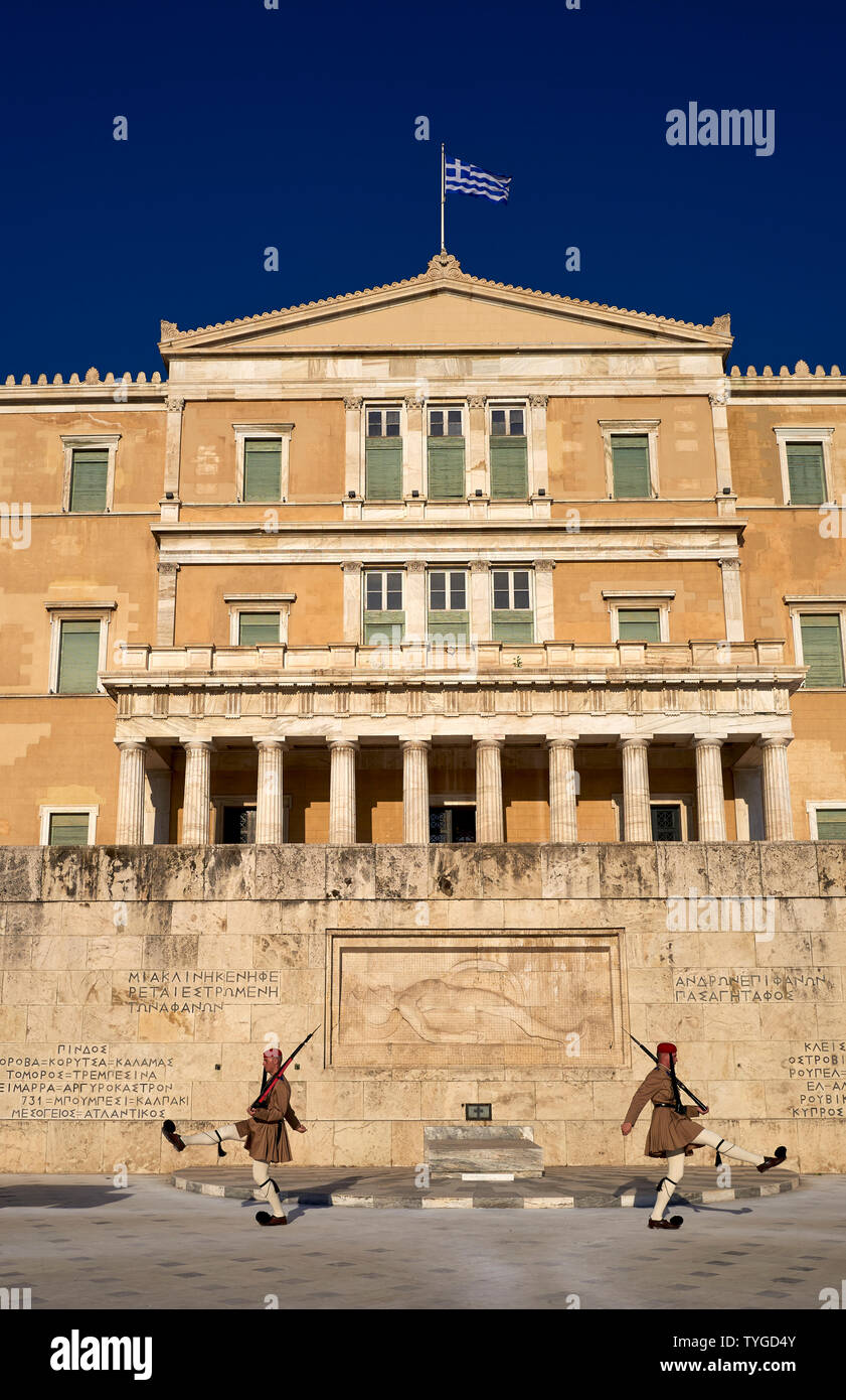 Athènes Grèce. Relève de la garde à la place Syntagma devant le Parlement hellénique Banque D'Images