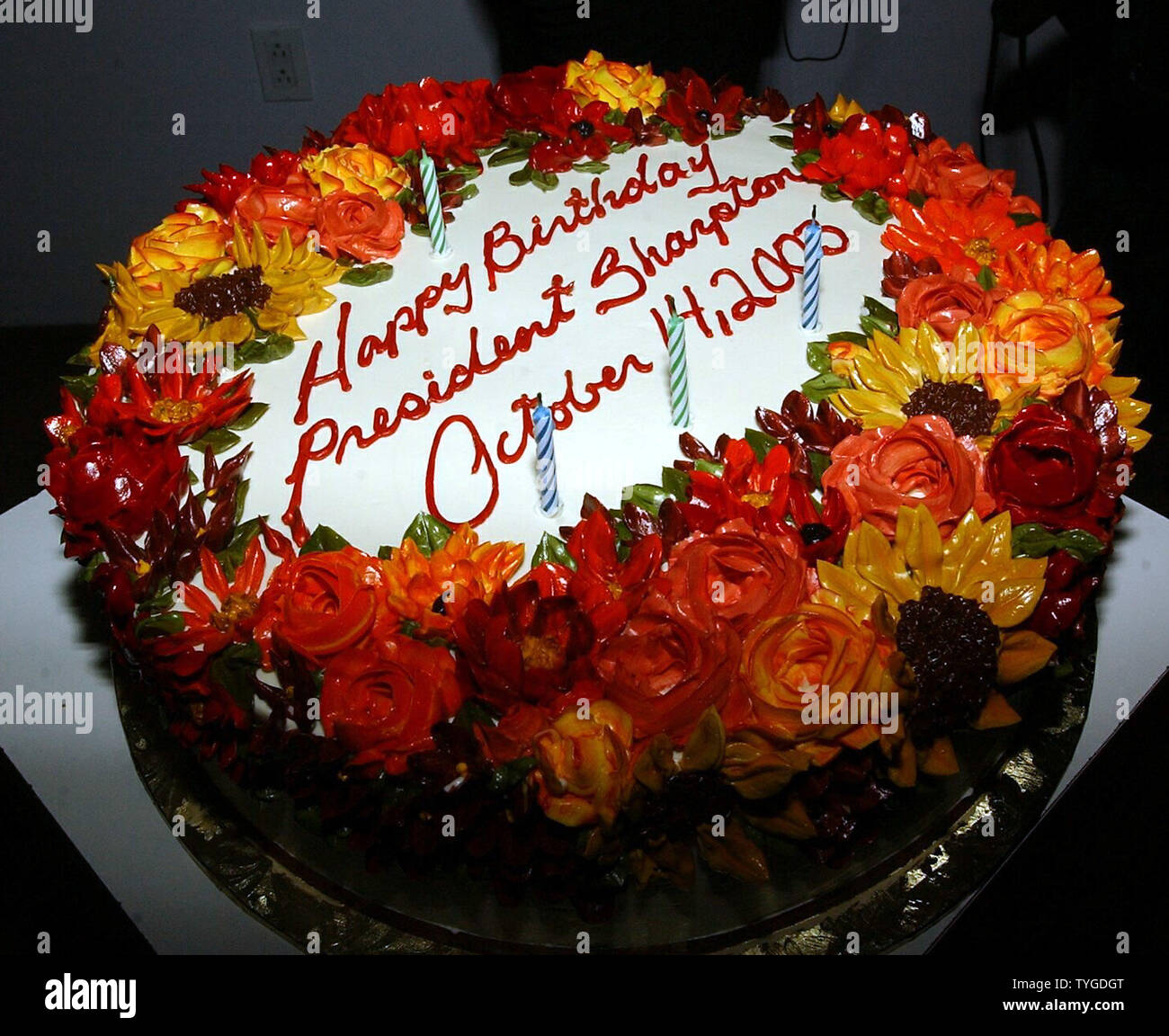 La Presidence Democratique Rev Al Sharpton 49e Anniversaire Cake Montre Aux Medias Le 14 Octobre 03 A Une Fete Organisee En Son Honneur Par Russell Simmons Et Membres De La Communaute Hip