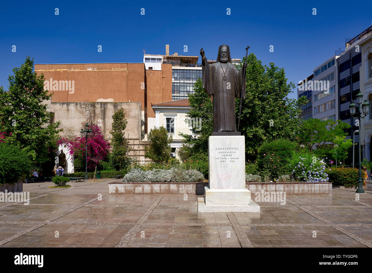 Athènes Grèce. La Statue de Constantin XI Paléologue à la place de la cathédrale d'Athènes Metropolis Banque D'Images