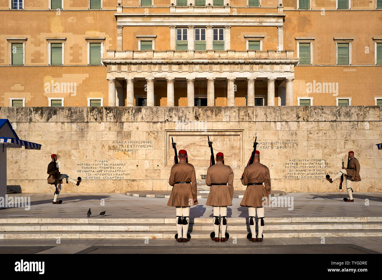 Athènes Grèce. Relève de la garde à la place Syntagma devant le Parlement hellénique Banque D'Images