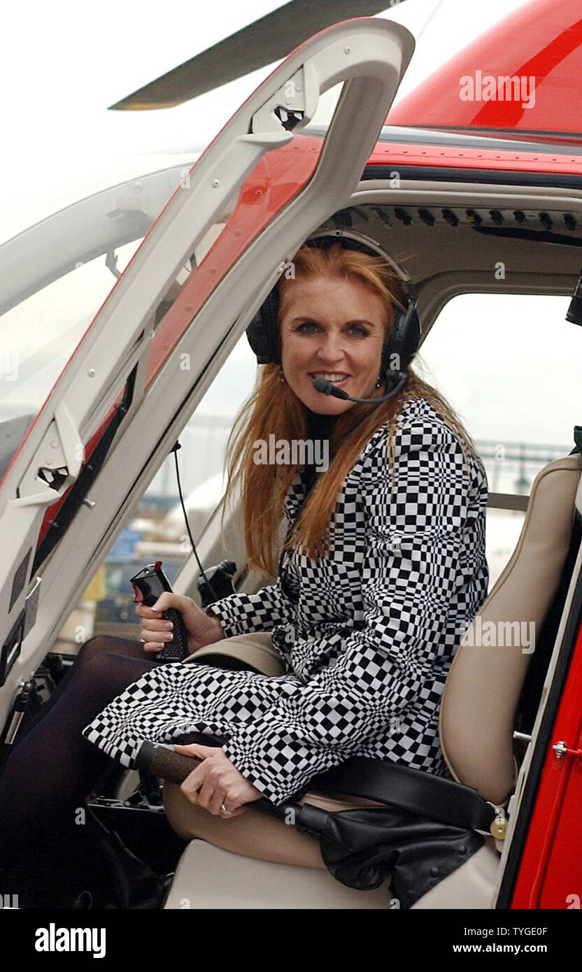 Sarah Ferguson, la duchesse d'York visite un héliport de New York le 22 octobre 2003 et essaie l'hélicoptère que Colin Bodill et Jennifer Murray va utiliser dans leur effort d'être les premières personnes à piloter un hélicoptère surnommé 'première' polaire 30 000 milles autour du monde via les pôles sud et nord. (UPI/Ezio Petersen) Banque D'Images