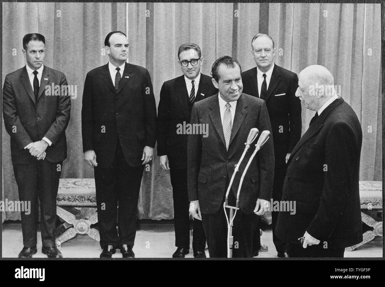 Le président Nixon et les membres du personnel avec le président Charles de Gaulle de la France ; la portée et contenu : Sur la photo : contexte : H.R. Haldeman,John D. Ehrlichman,Henry A. Kissinger, William P. Rogers ; foreground : Richard M. Nixon, Charles DeGaulle. Sujet : les chefs d'État - France. Banque D'Images