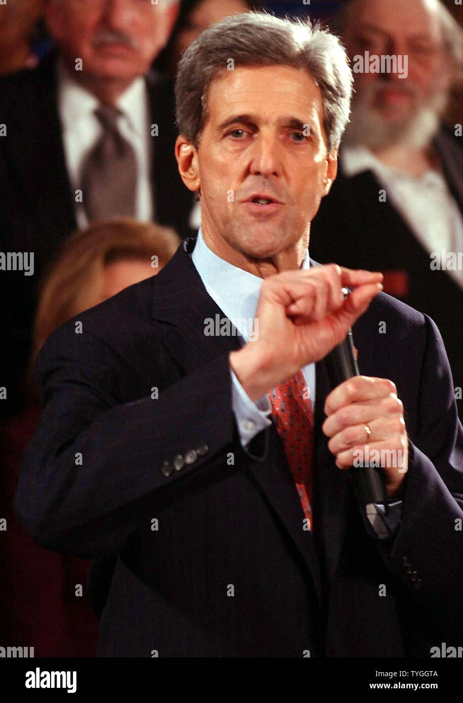 La présidence démocratique le sénateur John Kerry présente ses objectifs de campagne lors de son rassemblement le 23 février 2004 à Harlem, New York. (UPI/Ezio Petersen) Banque D'Images