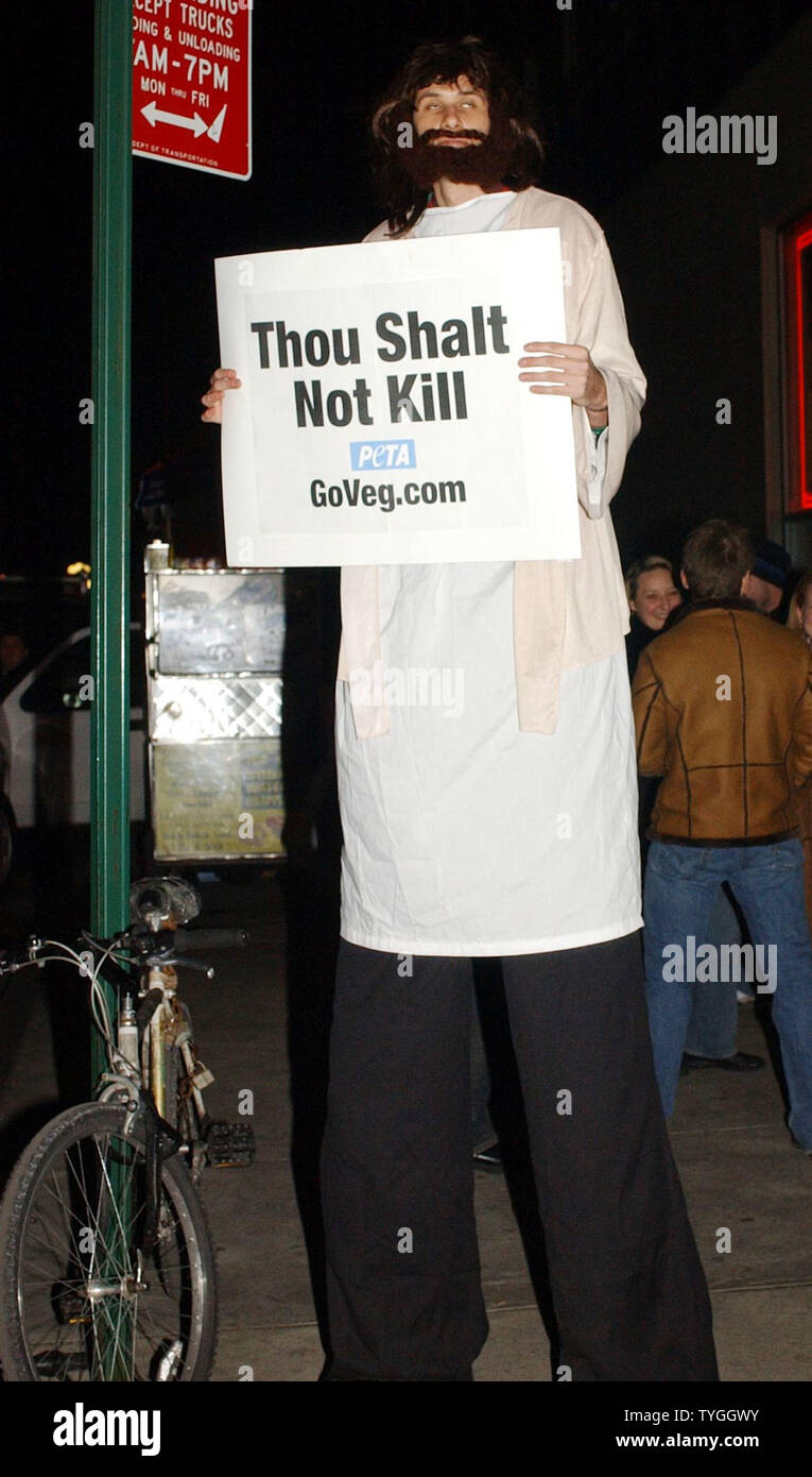 Membre de PETA habillé comme Jésus Christ apportent leurs protestations pour les droits des animaux le 25 février 2004 pour un cinéma projection réalisateur Mel Gibson film 'La Passion du Christ." (UPI/Ezio Petersen) Banque D'Images