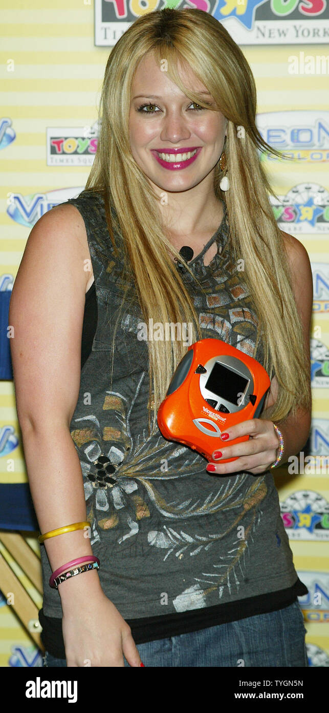 Hilary Duff pose pour des photos après l'introduction d'Hasbro Videonow lecteur vidéo portable couleur chez Toys "R" Us à New York le 15 juillet 2004. (Photo d'UPI/Laura Cavanaugh) Banque D'Images