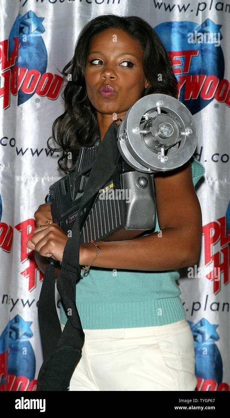 Sanaa Lathan fait don de souvenirs de son nouveau film 'Alien vs. Predator' pour le Planet Hollywood à New York le 5 août 2004 . (Photo d'UPI/Laura Cavanaugh) Banque D'Images
