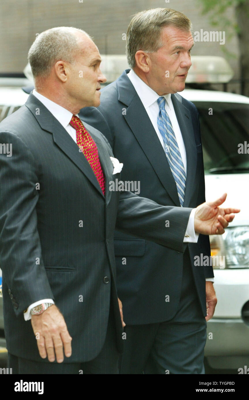 New York City commissaire de police Raymond Kelly (L) montre Tom Ridge, secrétaire de la sécurité intérieure la sécurité des appareils et véhicules spéciaux au New York City Police siège du Ministère le 25 août 2004 dans la ville de New York. Ridge est sur place afin de discuter des mesures de sécurité avec les représentants de la ville dans le cadre de la préparation de la Convention nationale républicaine et les manifestants il attirera à la ville. (Photo d'UPI/Monika Graff) Banque D'Images