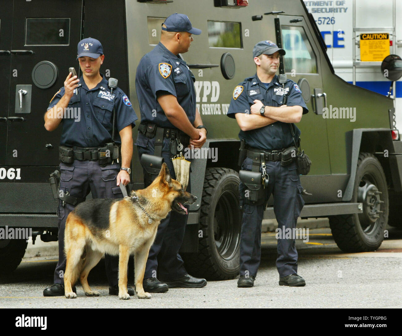 Les agents de police se tenir à côté d'un véhicule blindé Cat ours pendant qu'ils attendent une visite par le secrétaire de la Sécurité intérieure Tom Ridge au New York City Police siège du Ministère le 25 août 2004 dans la ville de New York. Ridge est sur place afin de discuter des mesures de sécurité avec les représentants de la ville dans le cadre de la préparation de la Convention nationale républicaine et les manifestants il attirera à la ville. (Photo d'UPI/Monika Graff) Banque D'Images