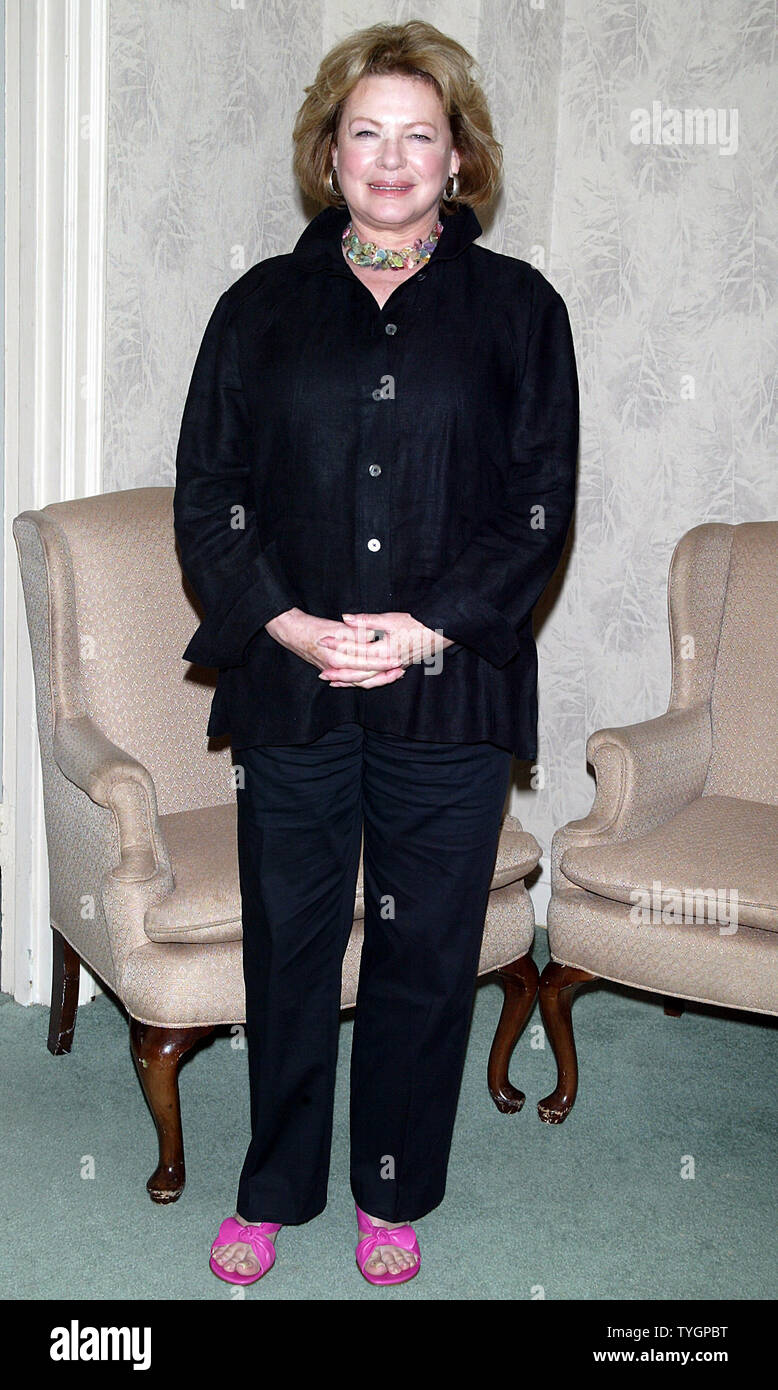 Dianne Wiest pose pour des photos à la presse de la princesse pour son nouveau film 'Merci Docteur Rey' au Mayflower Hotel à New York le 25 août 2004 . (Photo d'UPI/Laura Cavanaugh) Banque D'Images