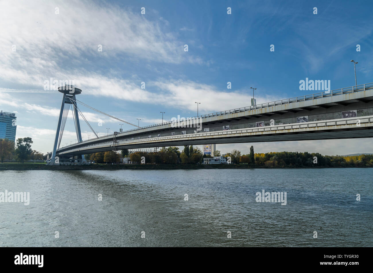 Pont du Soulèvement national slovaque (la plupart des SNP ou pont d'OVNIS) à Bratislava, Slovaquie. Banque D'Images
