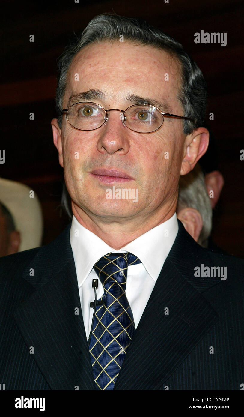 Le président colombien Alvaro Uribe pose pour des photos lors de l'ouverture de l'Juan Valdez Café à New York à New York le 28 septembre 2004. (Photo d'UPI/Laura Cavanaugh) Banque D'Images