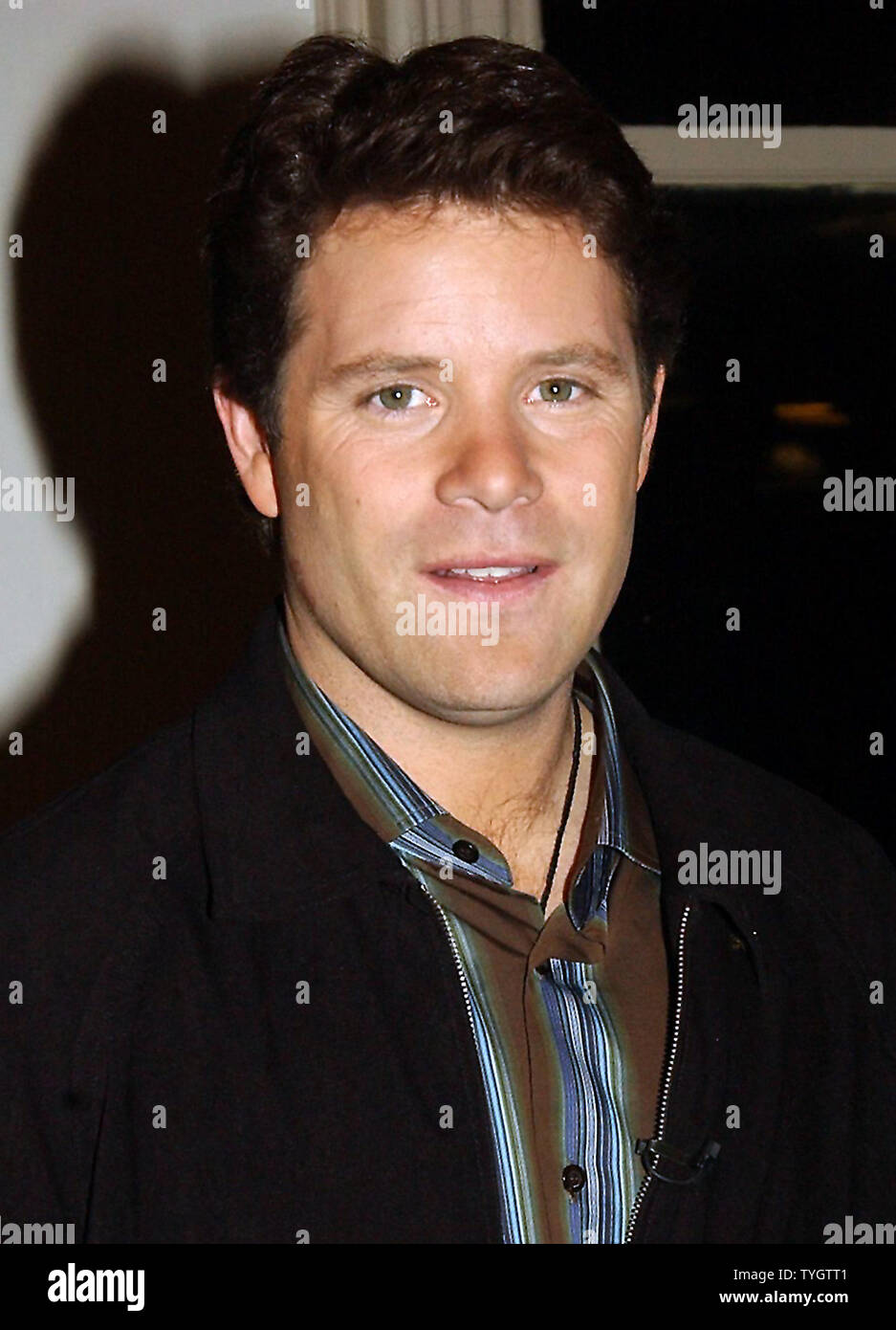 Acteur Sean Astin pose au New York's Barnes et noble librairie au 13 octobre 2004 lancement de son jeu de base : Il y a derrière les coulisses Le Seigneur Des Anneaux' (UPI Photo/Ezio Petersen) Banque D'Images