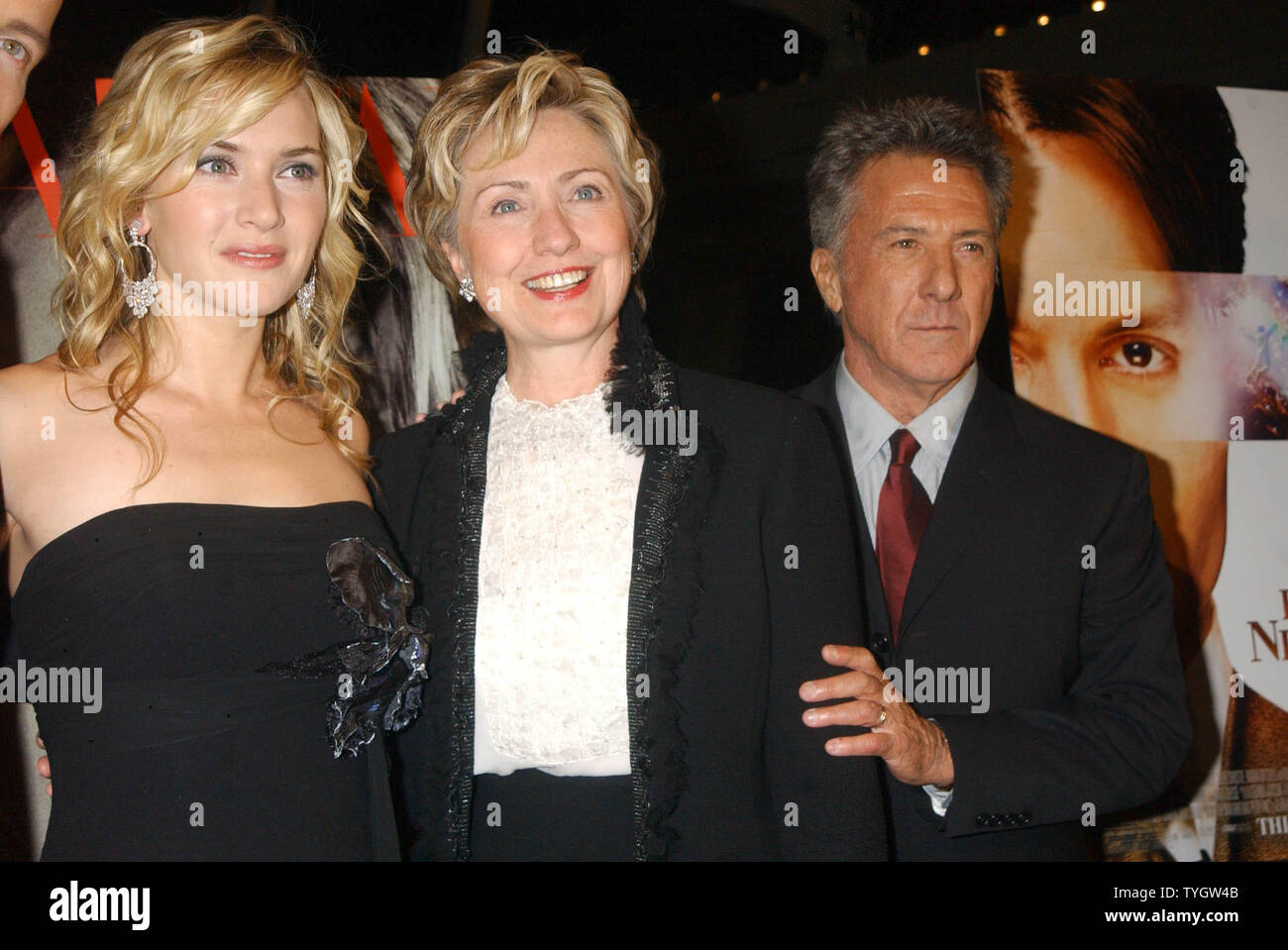 L'actrice Kate Winslet pose avec la sénatrice de New York Hillary