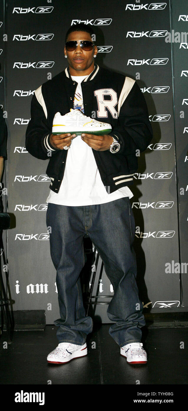 Nelly pose avec ses nouvelles chaussures de sport Reebok RBK à la  conférence de presse au cours de manifestations à New York le 8 mars 2006.  (Photo d'UPI/John Angelillo Photo Stock -
