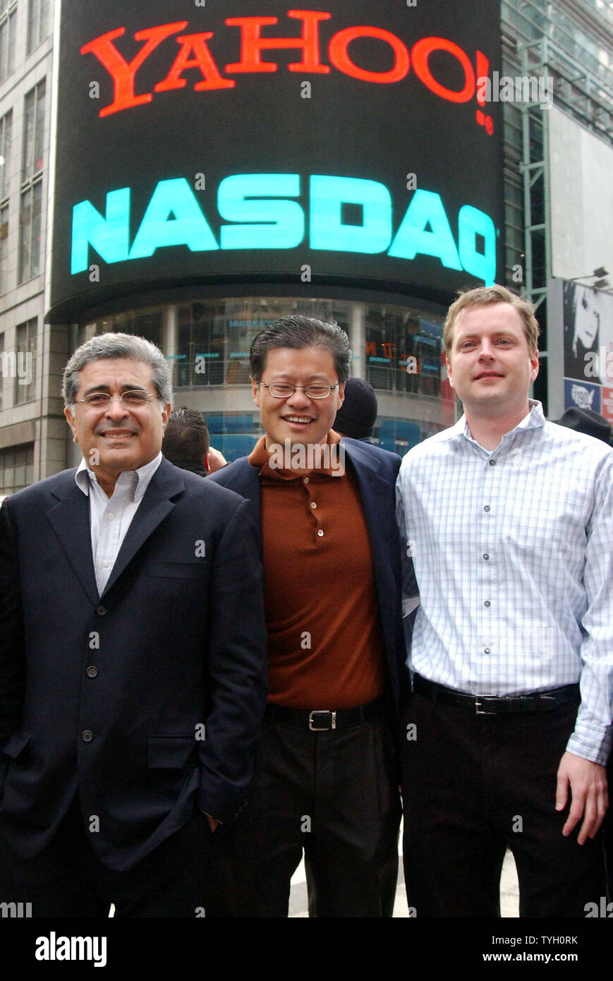 Terry Semel, président et directeur général de Yahoo, Jerry Yang, Yahoo en chef et co-fondateur et David Filo, chef et co-fondateur de Yahoo (de gauche à droite) posent le 02/03/05 à l'extérieur du NASDAQ à New York Times Square pour célébrer le 10e annniversary de Yahoo. (Photo d'UPI/Ezio Petersen) Banque D'Images