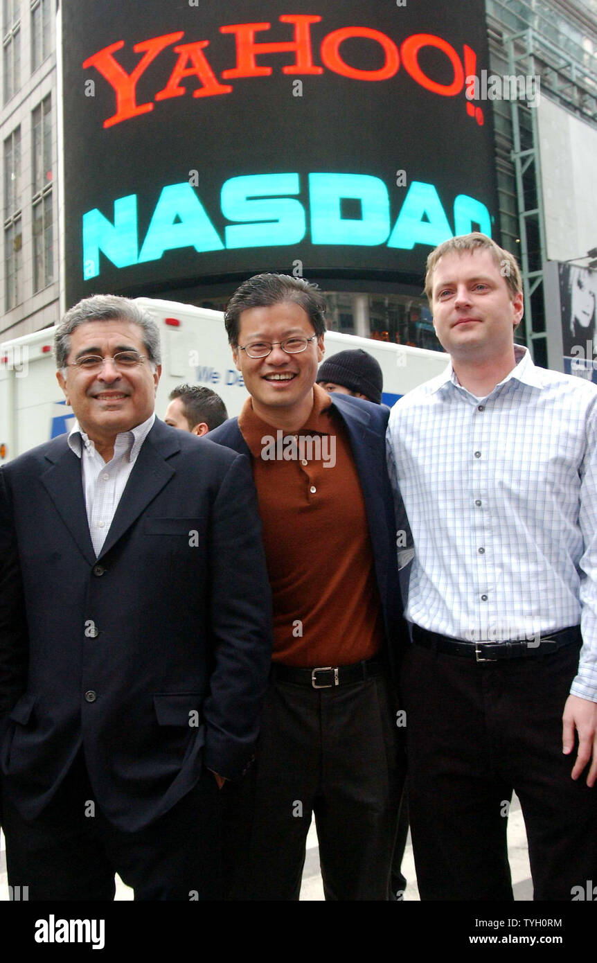 Terry Semel, président et directeur général de Yahoo, Jerry Yang, Yahoo en chef et co-fondateur et David Filo, chef et co-fondateur de Yahoo (de gauche à droite) posent le 02/03/05 à l'extérieur du NASDAQ à New York Times Square pour célébrer le 10e annniversary de Yahoo. (Photo d'UPI/Ezio Petersen) Banque D'Images