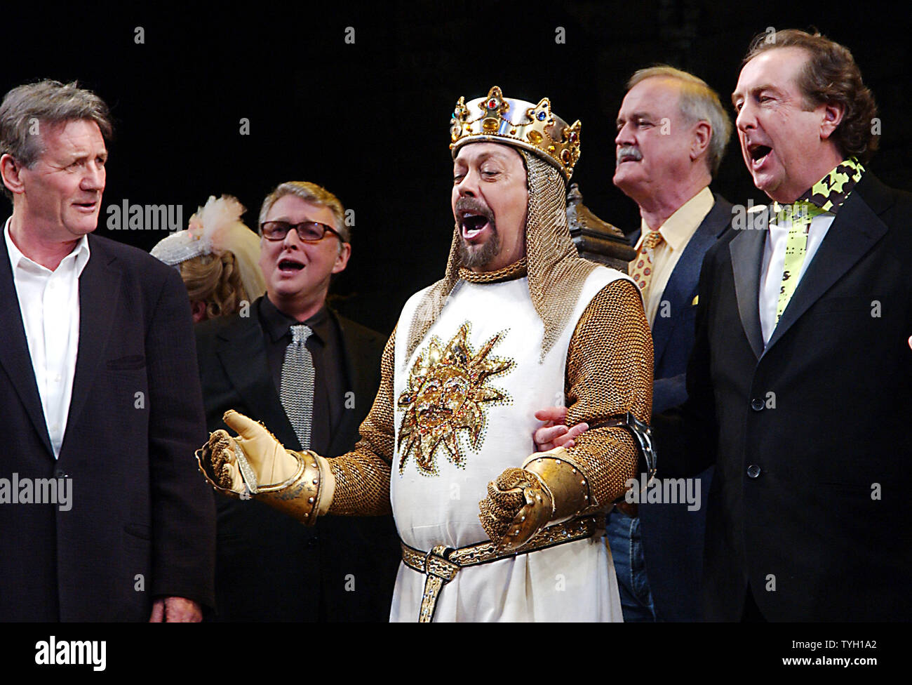 (De gauche à droite) Michael Palin, membre des Monty Python, directeur Mike Nichols, l'acteur Tim Curry et les membres de Monty Python John Cleese et Eric Idle (compositeur montre/lyrcist) prendre part à la soirée d'ouverture Curtain Call s'incline le 17 mars 2005, pour la comédie musicale des Monty Python "pamalot' réalisé par Mike Nichols. (Photo d'UPI/Ezio Petersen) Banque D'Images