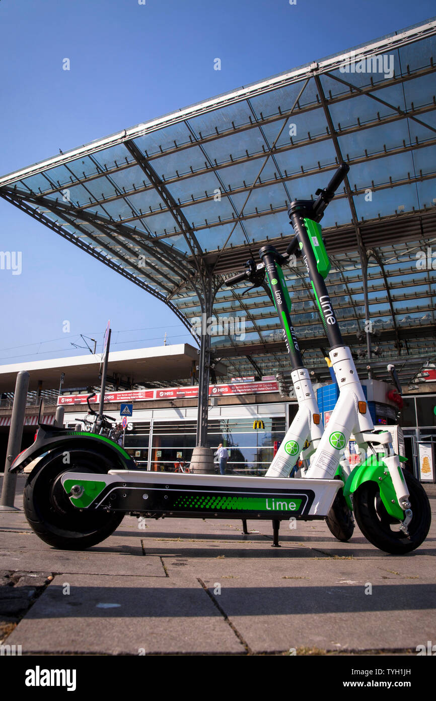 La Chaux-S des scooters électriques en location à la gare principale, Cologne, Allemagne. La Chaux-S Elektroscooter zum mieten am Hauptbahnhof, Köln, Deutschland. Banque D'Images