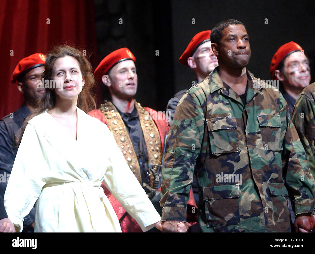 Acteur primé Oscar Denzel Washington et Jessica Hecht (qui joue Portia) prend leur 3 avril 2005 Soirée d'ouverture de Broadway Curtain Call arcs dans la mise à jour de la production de William Shakespeare jouer Jules César. (Photo d'UPI/Ezio Petersen) Banque D'Images