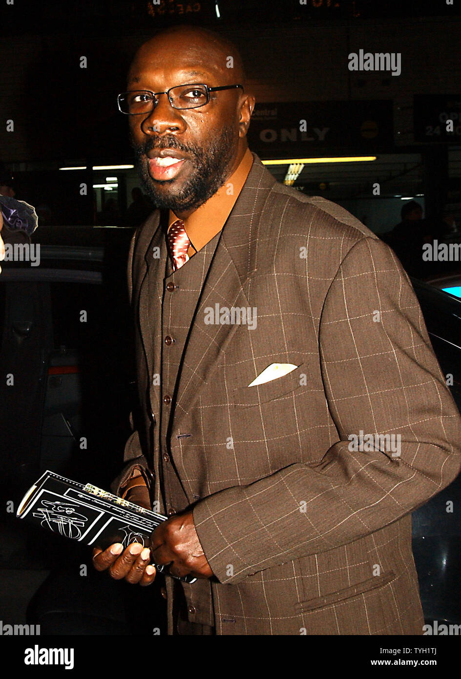 Compositeur Isaac Hayes assiste à la 3 avril 2005 Broadway opening night production de William Shakespeare jouer Jules César avec Denzel Washington. (Photo d'UPI/Ezio Petersen) Banque D'Images