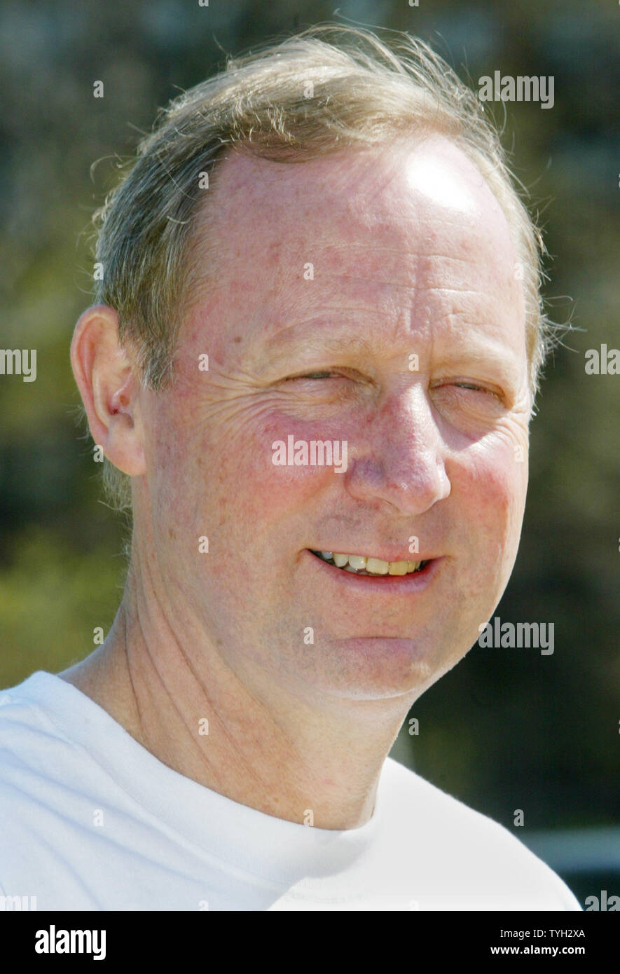 Martin Glynn, président et chef de la direction de HSBC Bank USA, est en main à Inwood Hill Park pour rejoindre les employés de banques qui ont donné de leur temps pour nettoyer le parc de la ville le 26 avril 2005 à New York. Dons d'entreprise participe à la HSBC en aidant les communautés locales avec le logement et les subventions ainsi que l'appui d'intendance. (Photo d'UPI/Monika Graff) Banque D'Images