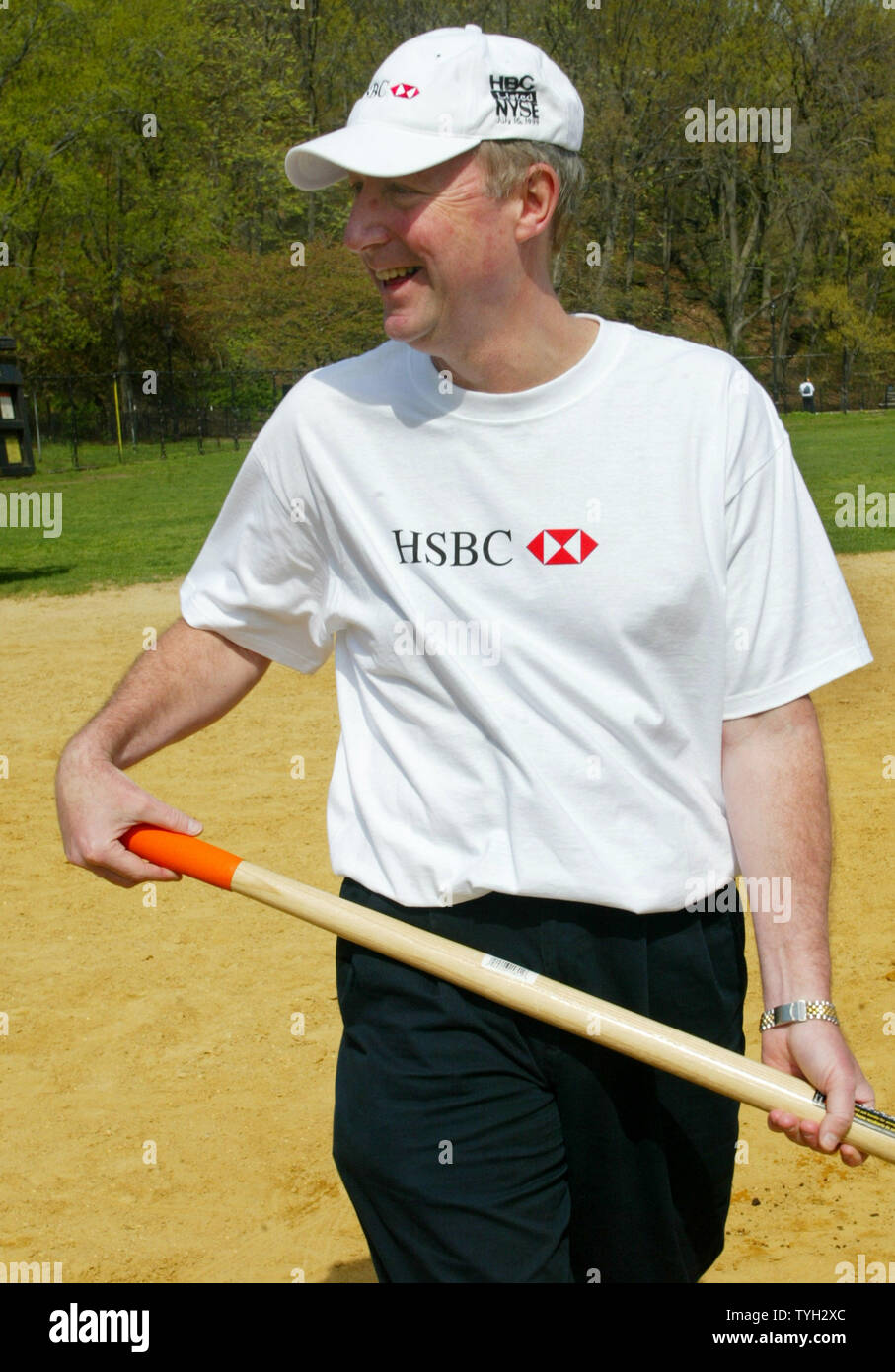 Martin Glynn, président et chef de la direction de HSBC Bank USA, est en main à Inwood Hill Park pour rejoindre les employés de banques qui ont donné de leur temps pour nettoyer le parc de la ville le 26 avril 2005 à New York. Dons d'entreprise participe à la HSBC en aidant les communautés locales avec le logement et les subventions ainsi que l'appui d'intendance. (Photo d'UPI/Monika Graff) Banque D'Images