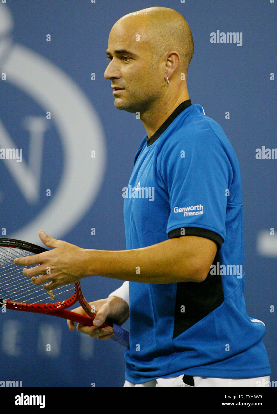 Andre Agassi (USA), qui est ensemencé à sept, renvoie la balle à Razvan  Sabau de Roumanie au cours de la première journée de l'US Open s'est tenue  au Centre National de Tennis