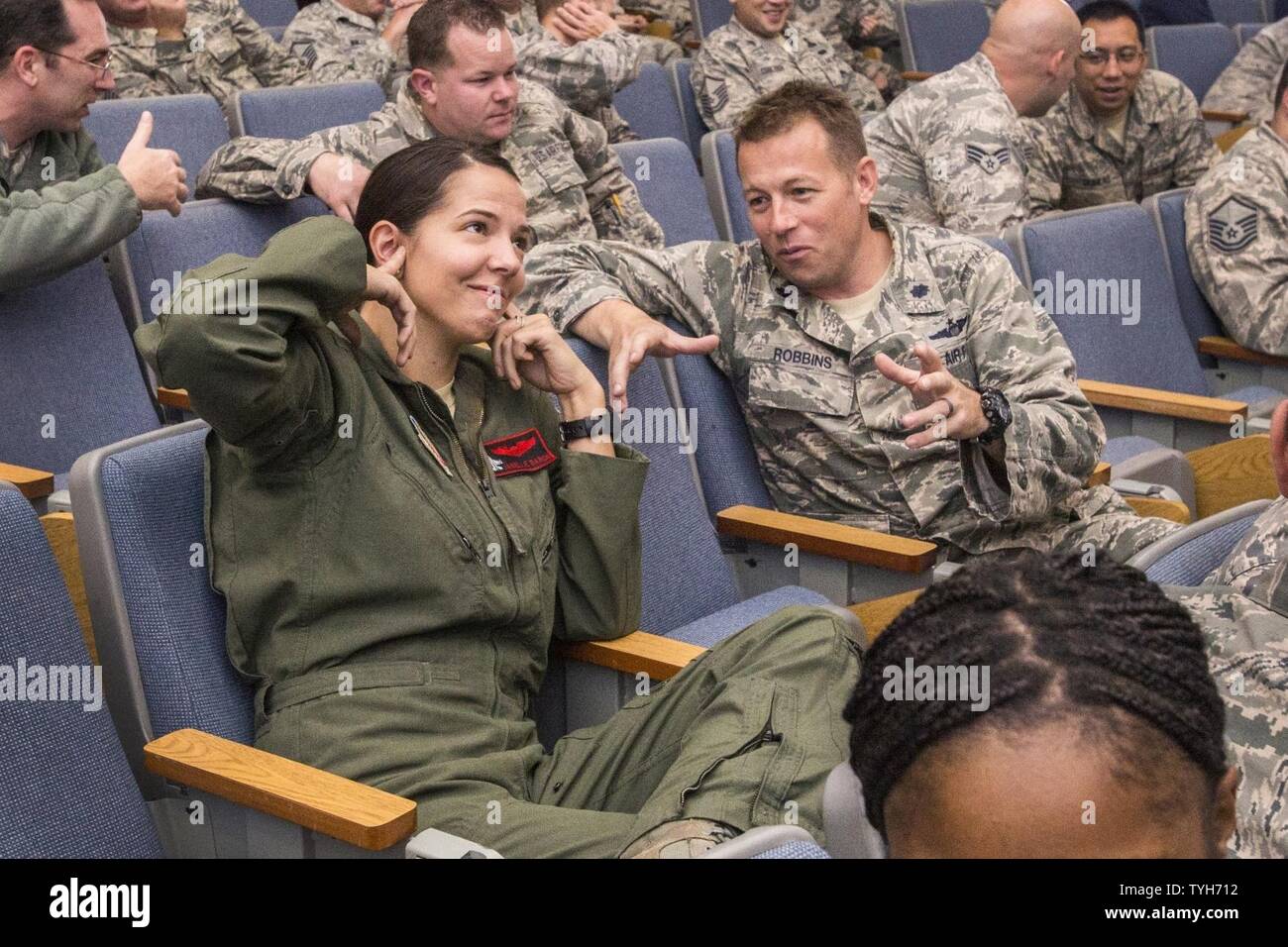 Le capitaine Janelle Baron, à gauche, et le lieutenant-colonel Benjamin W. Robbins, tant avec la 177e Escadre de chasse, New Jersey Air National Guard, participer à un exercice sur la communication inefficace pendant le professionnalisme : Renforcer le capital humain séminaire tenu au Centre, à l'Timmerman Joint Base McGuire-Dix-Lakehurst, N.J., 9 novembre 2016. Le lieutenant-colonel George R. Sanderlin, Profession des Armes Centre d'excellence, abordées dans le New Jersey et la Garde nationale aérienne 87e Escadre de la base aérienne d'aviateurs ainsi que des soldats de la réserve de l'auto-réflexion sur comme un moyen de mieux comprendre comment les militaires peuvent devenir de meilleurs ven Banque D'Images