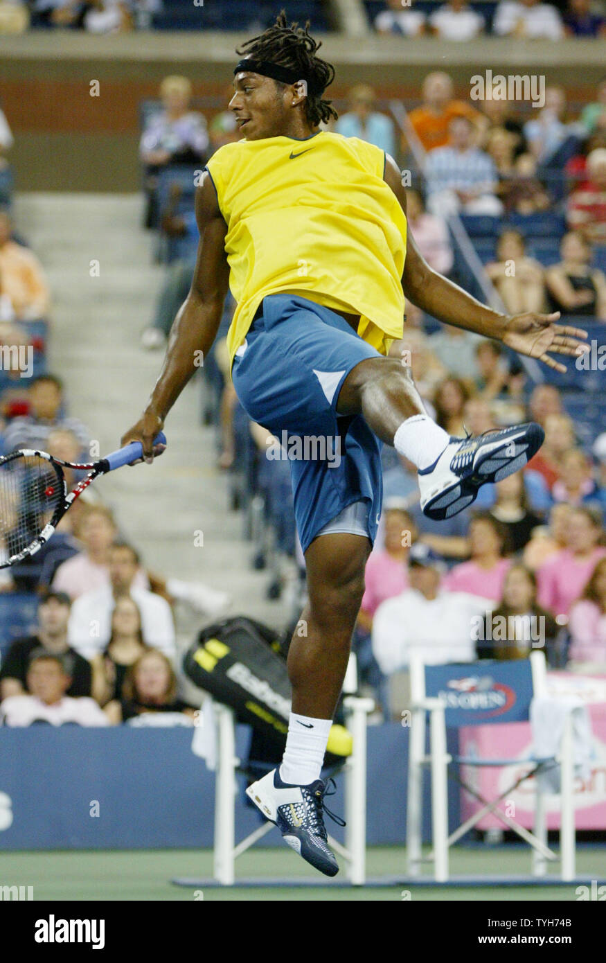 Scoville Jenkins (USA) montres la balle frappée par l'Espagne de Rafael Nadal, qui est classé deuxième, en dehors des limites des terres au cours de la première série de leur match à l'US Open le 31 août 2005 à New York. (Photo d'UPI/Monika Graff) Banque D'Images